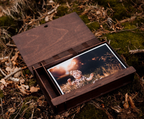 Drewniane pudełko na zdjęcia 15x23cm i pendrive Our Story Drewniane pudełko na zdjęcia 15x23cm i pendrive Our Story